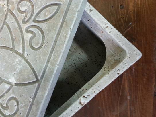 Stone-Box in onyx travertine by Rustici del Trusco.
